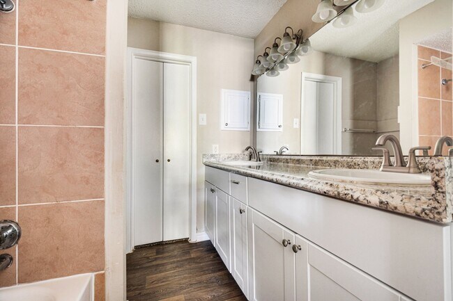Building Photo - 3623 W Northgate Dr
