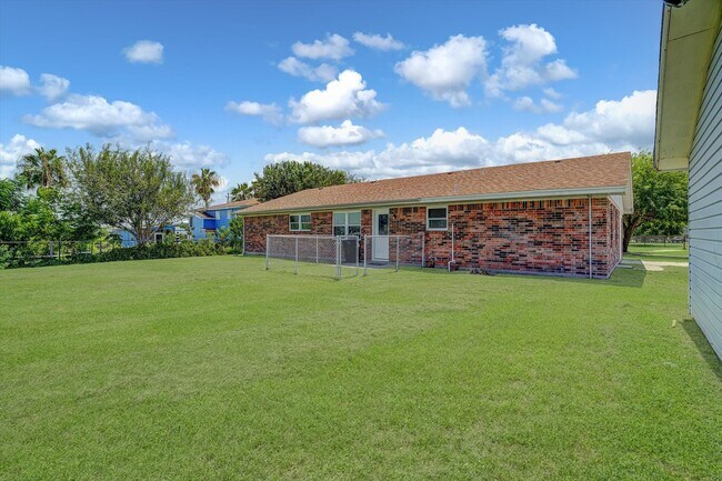 Building Photo - 827 Pickney Ave