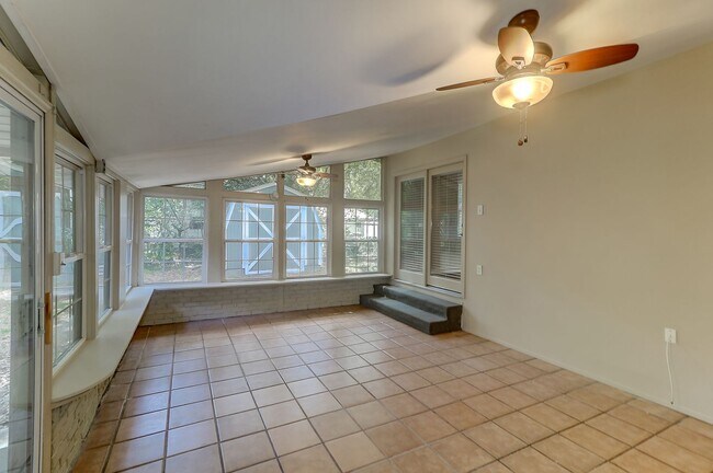 Building Photo - Renovated Brick Ranch!