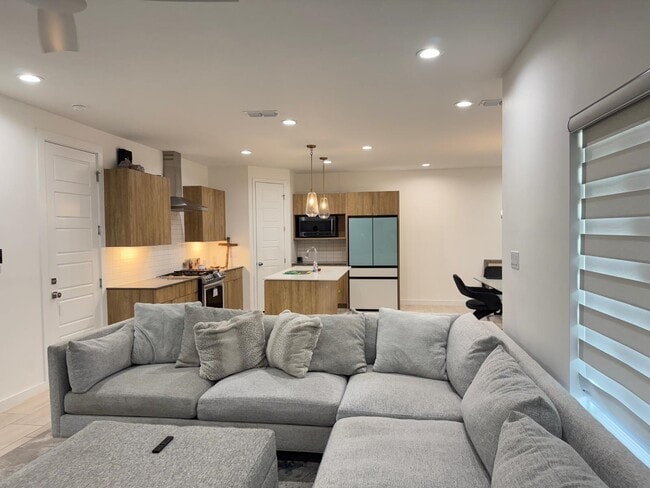 Building Photo - 216 Deer Path Lp