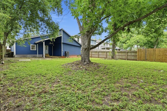 Building Photo - 915 W Lewis St