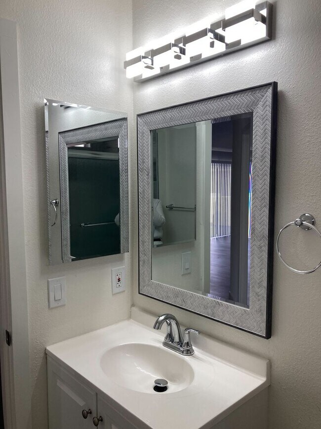 Building Photo - Beautiful 3 Bedroom Unit in Placentia