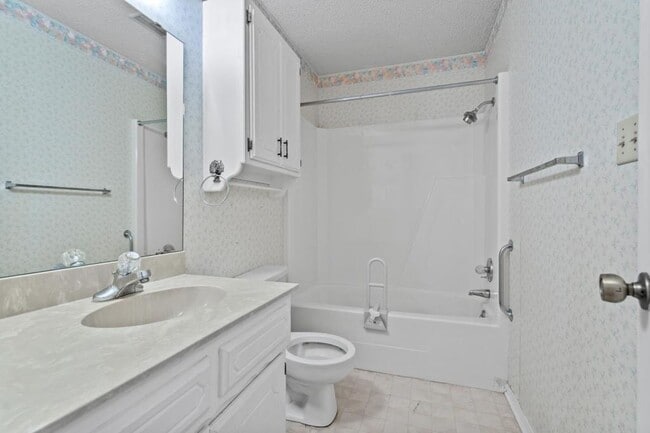 Building Photo - 1425 N Stoneridge Manor