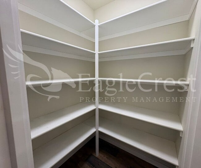 Building Photo - Three Bedroom, Two Bathroom Home in Eastgate