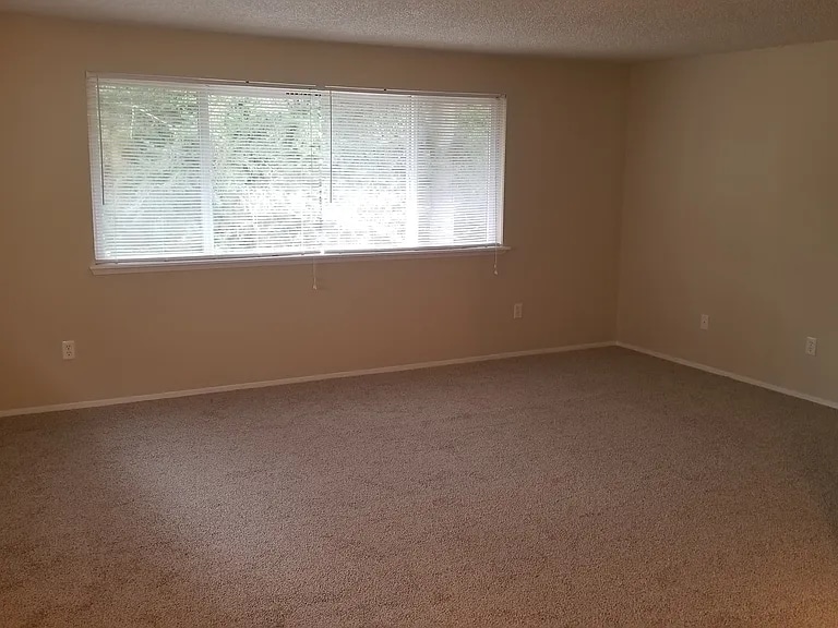 Building Photo - 1614 Kent Des Moines Rd