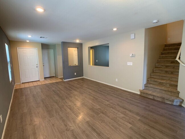 Building Photo - Upgraded 3 bedroom home with loft and den....