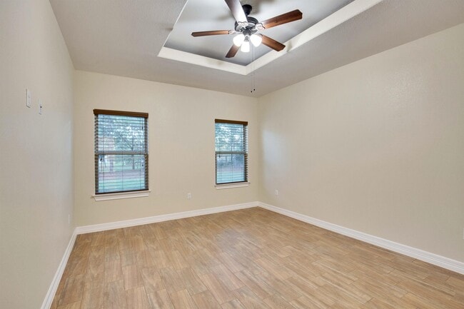 Building Photo - 118 N Buckhorn Dr