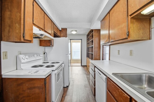 Building Photo - Newly Remodeled Duplex in Grove | Immediate Move In