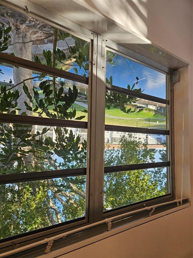 Building Photo - 5140 SW 40th Ave