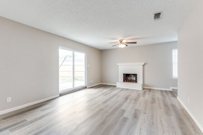 Building Photo - NEWLY RENOVATED • Stunning 3 Bedroom Duplex