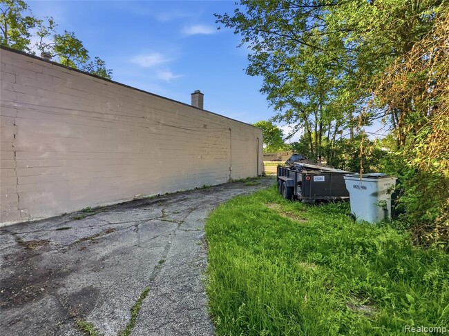 Building Photo - 329 W Muir Ave