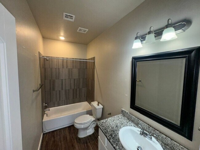 Building Photo - 5204 Oakwood Villa Ct
