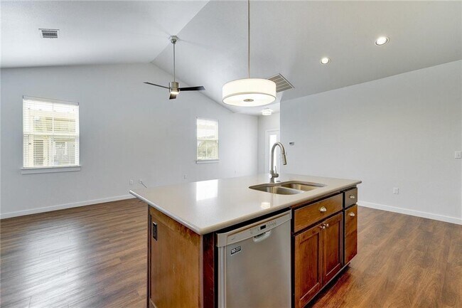 Building Photo - 400 Rose Dr