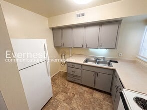 Building Photo - 2 Bed & 1.5 Bath Townhouse in Colonial Heights / Available Soon!