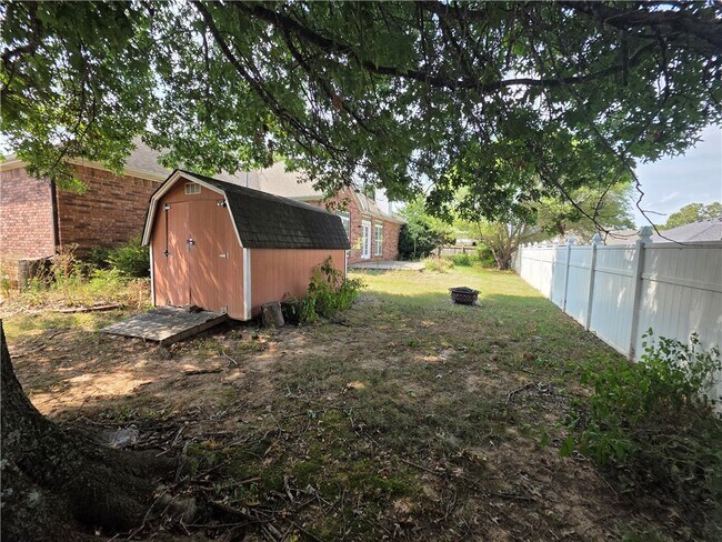 Building Photo - 302 Cross Creek Dr