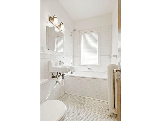 Building Photo - 220 E 19th St