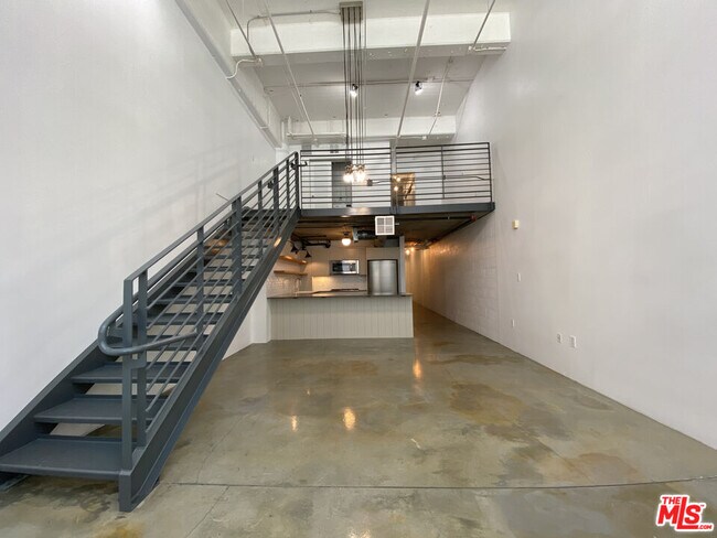 Building Photo - 1130 Flower St