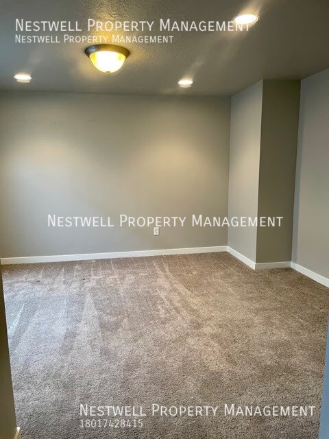 Building Photo - Amazing End-Row Townhome in Traverse Mountain