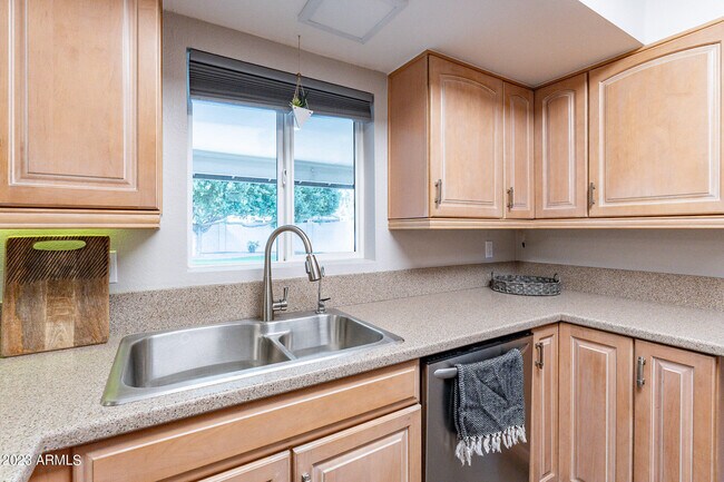 Building Photo - 4016 S Holbrook Ln