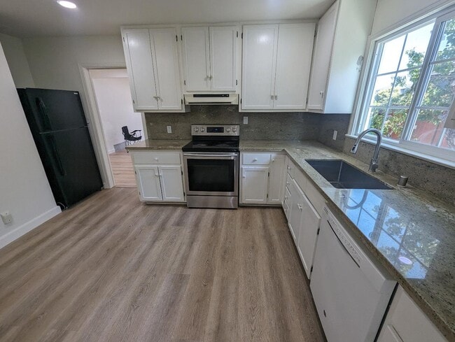 Building Photo - 485 S Fair Oaks Ave