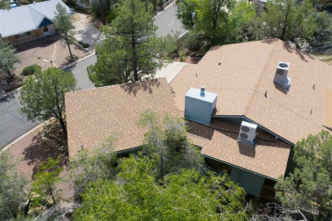 Building Photo - 3 bedroom, 3 bath home close to downtown P...