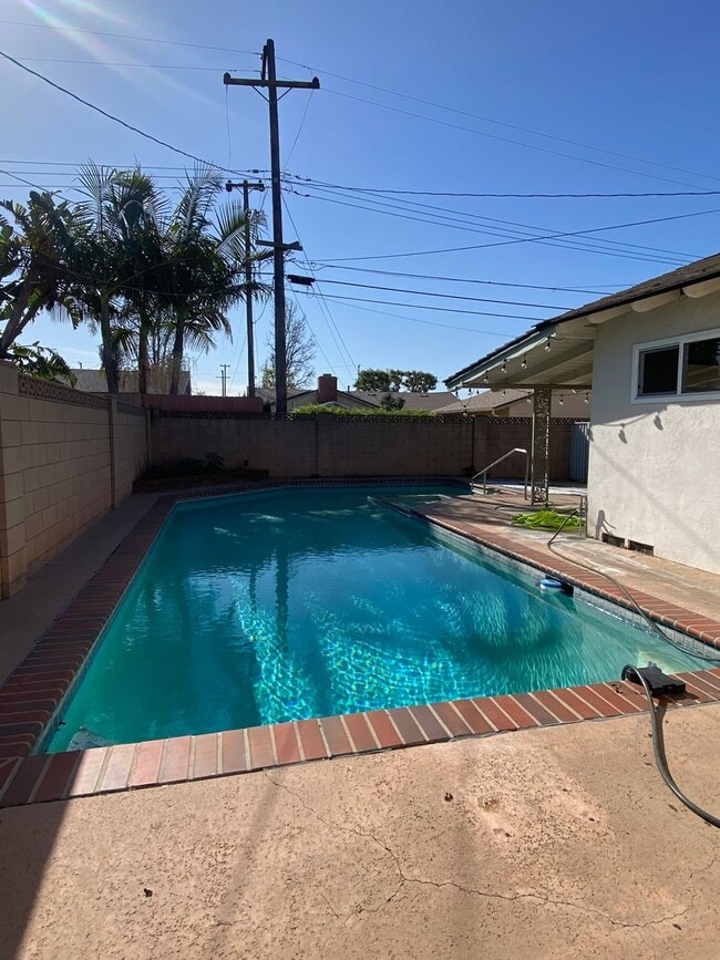 Building Photo - Pool Home in Orange for Lease