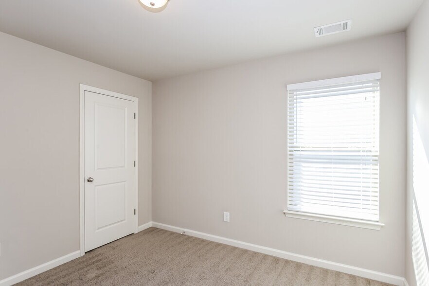 Building Photo - 233 Fern Walk