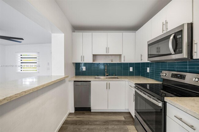 Building Photo - 5425 SW 112th Ave