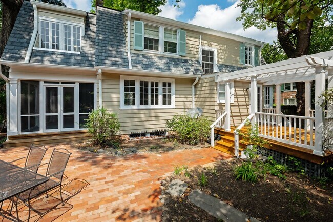 Building Photo - 4BR 3.5 BA Chevy Chase Gem is Move-in Read...