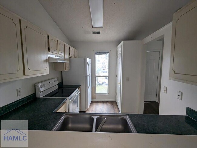 Building Photo - 910 Brett Dr