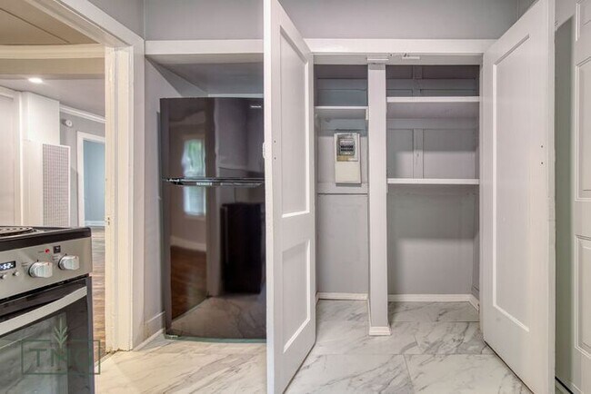 Building Photo - NEWLY REMODELED! Bungalow in the heart of KW!