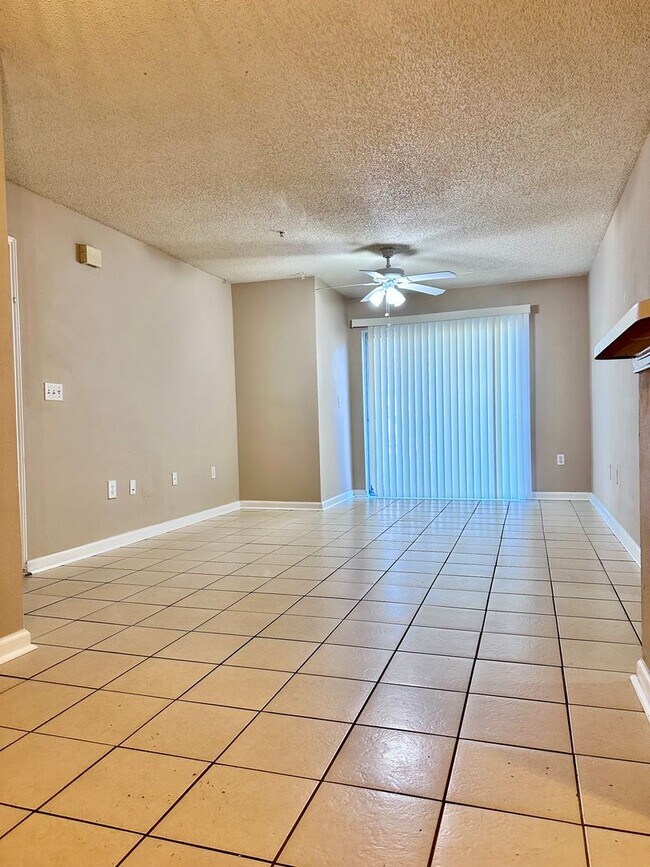 Building Photo - Cozy 2B/2B Unfurnished Condo near Beach in...