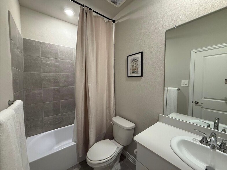 Building Photo - 205 Greenbriar Dr