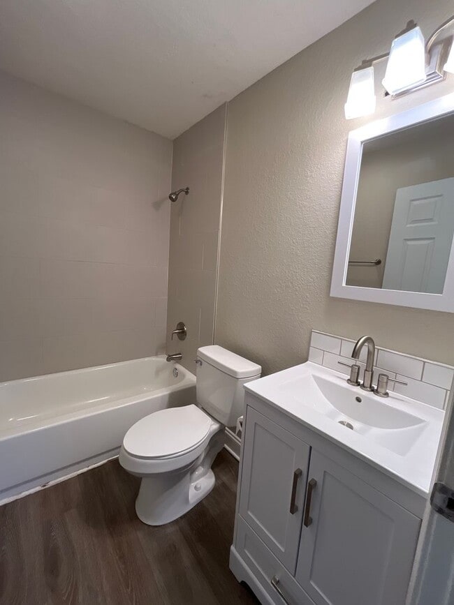 Building Photo - Charming, Spacious 3 bedroom 2 bath