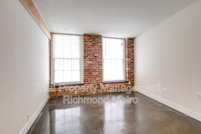 Building Photo - 1321 1/2 E. Main St.