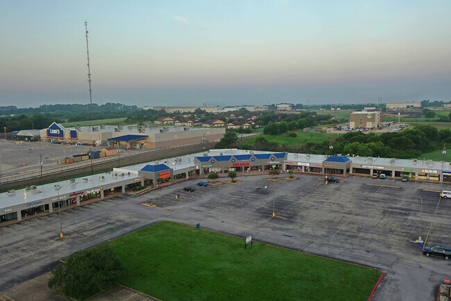 Building Photo - 2662 Hwy 290 W