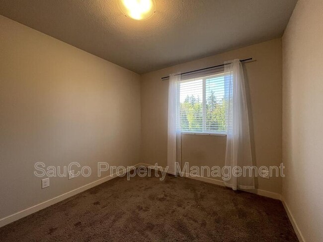 Building Photo - 6473 SE Genrosa St