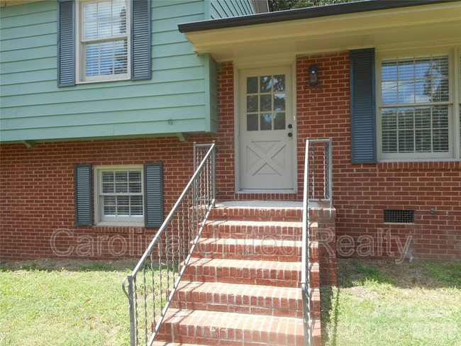 Building Photo - 7556 Thorncliff Dr