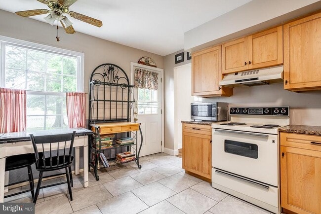 Building Photo - 10 Honey Locust Ln