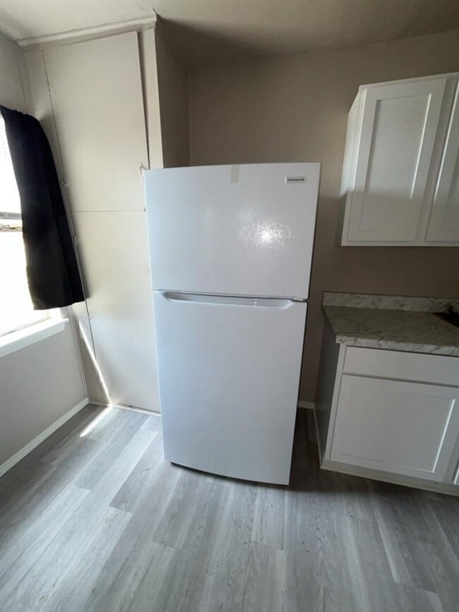 Building Photo - 1315 SW E Ave