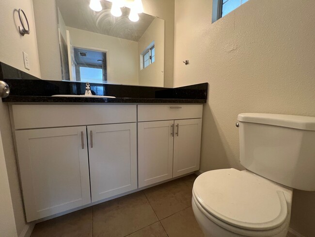 Building Photo - North Merced: $1929 Charming 3 bed 2.5 bat...