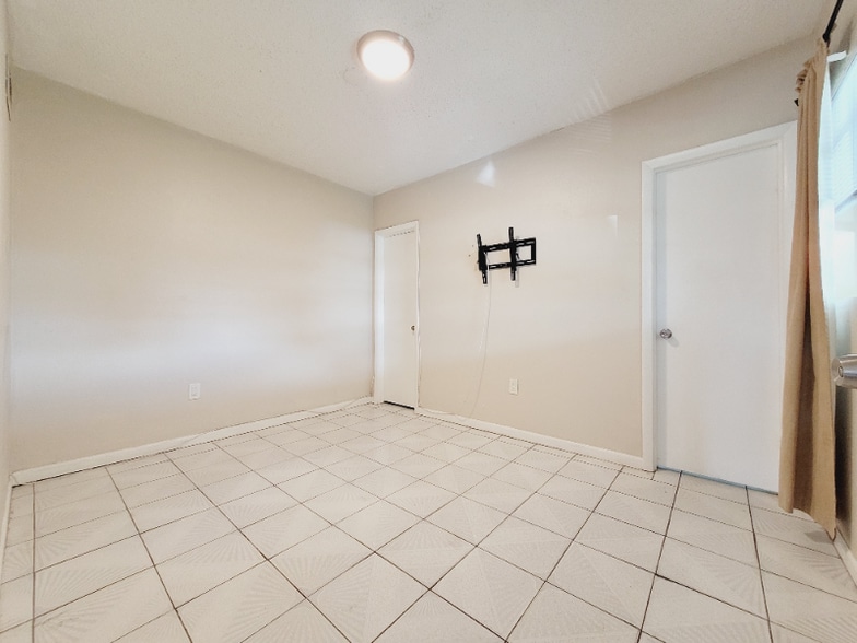 Building Photo - 567 E 11th St