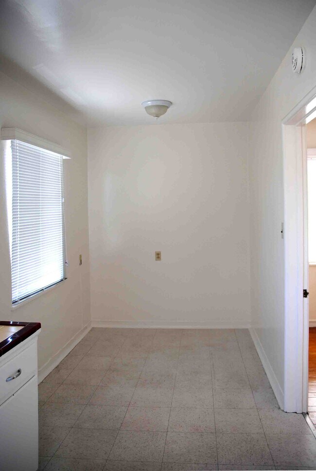 Breakfast nook - 523 Athol Ave