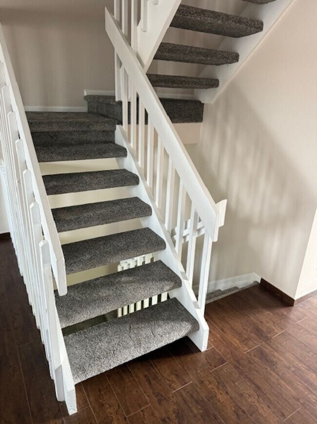 Building Photo - House For Lease