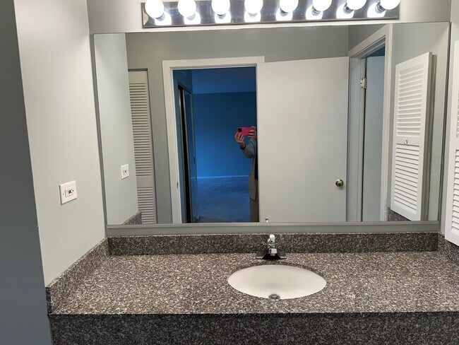 Building Photo - 1931 Prairie Square