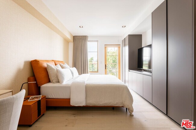 Building Photo - 547 N Sweetzer Ave