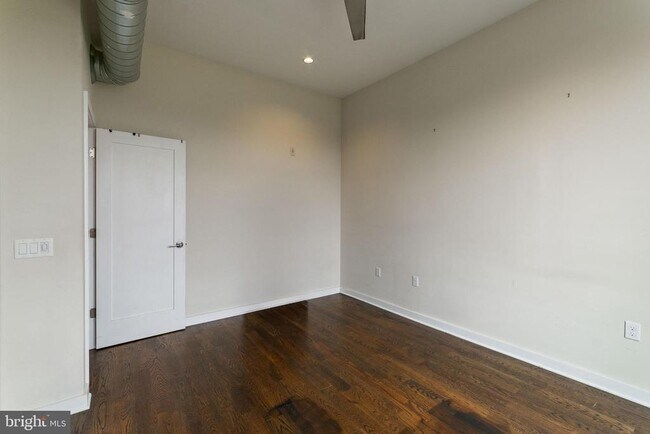 Building Photo - 1247 E Columbia Ave