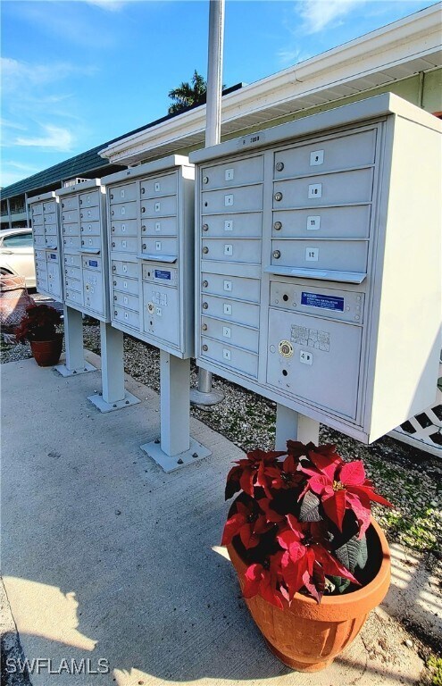 Building Photo - 300 Valley Stream Dr