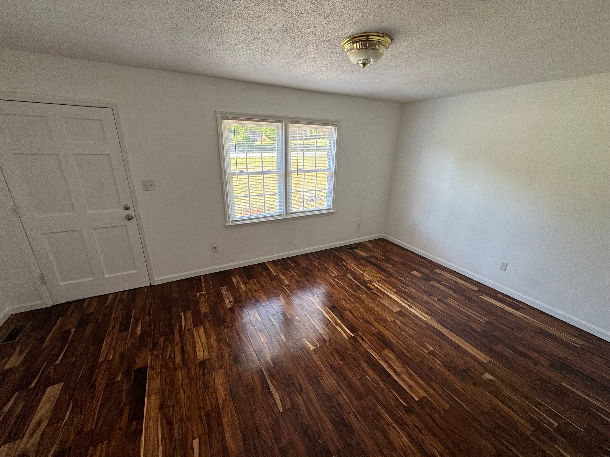 Building Photo - 1020 Village Cir