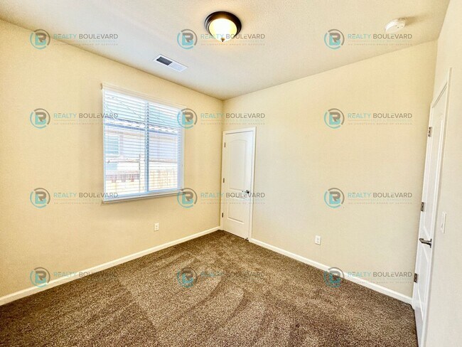Building Photo - 3 Bedroom 2 Bathroom with Garage covered patio and beautiful yard!